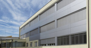 Realizzazione di Scuola pubblica I.T.I.P. “Luigi Bucci” situata in Faenza (RA). Per l'installazione è stato utilizzato il frangisole modello 65 STD che conferisce eleganza grazie al design essenziale.